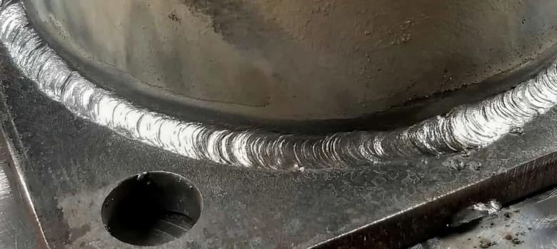Svařový spoj na pozinkované oceli s viditelným švem.