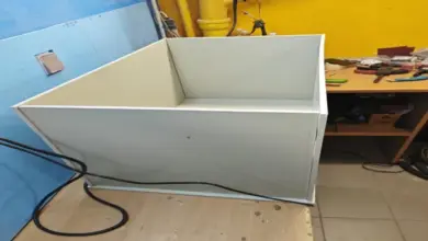 Bílá plastová nádrž na vodu nebo palivo připravená k opravě.