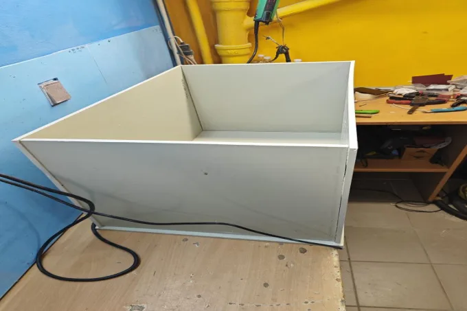 Bílá plastová nádrž na vodu nebo palivo připravená k opravě.