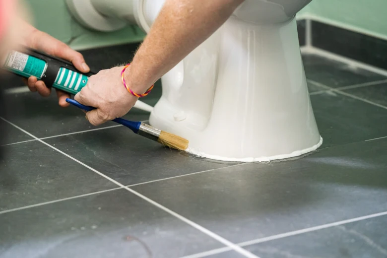 Náplast se aplikuje kolem základny záchodu při instalaci.