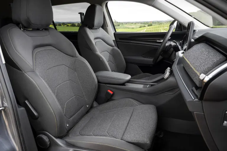 Interiér vozu Škoda s šedými sedadly pro porovnání modelů.