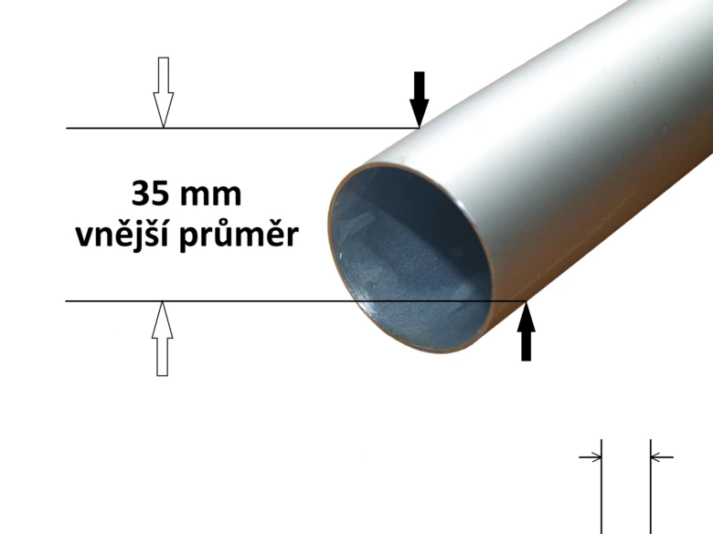 Foto měření vnějšího průměru trubky o velikosti 35 milimetrů.