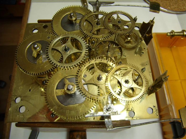 Vnitřní mechanismus mechanických nástěnných hodin s ozubenými koly.