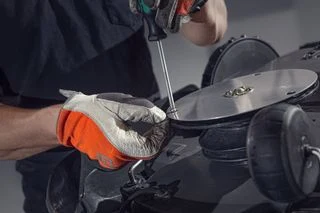 Práce na řetězové pile při vlastní opravě motoru Husqvarna nebo Stihl.