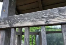 Dřevěná konstrukce pro uskladnění nebo řezání palivového dříví.