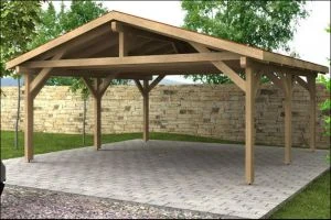 Dřevěná pergola na zahradě s kamennou zdí v pozadí.