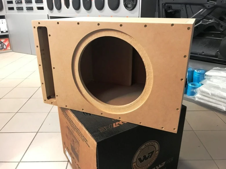 Dřevěný krabice pro subwoofer s výstřižkem na reproduktor.