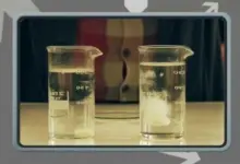 Dva měřicí válce s chemickou reakcí uvolňující plyn při hašení vápna.