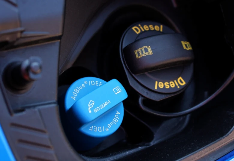 Kapky palivového nádrže pro diesel a adblue u spalovacích motorů