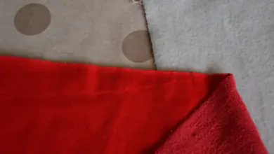Červená látka s viditelným okrajem ukazuje lícovou stranu podle direk.