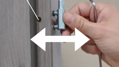 Ruční úprava pantu dveří pomocí šestihranného klíče pod krytkou.