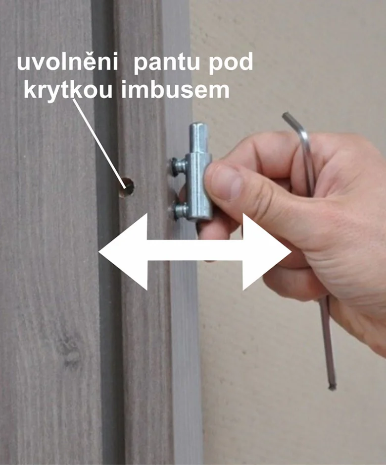 Ruční úprava pantu dveří pomocí šestihranného klíče pod krytkou.
