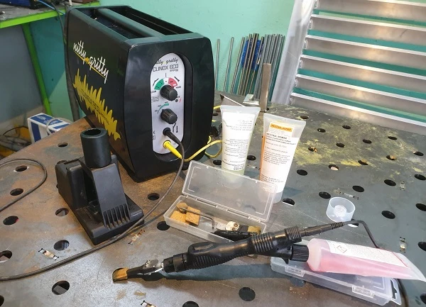 Nástroje pro elektrochemické leštění nerezové oceli na pracovním stole.