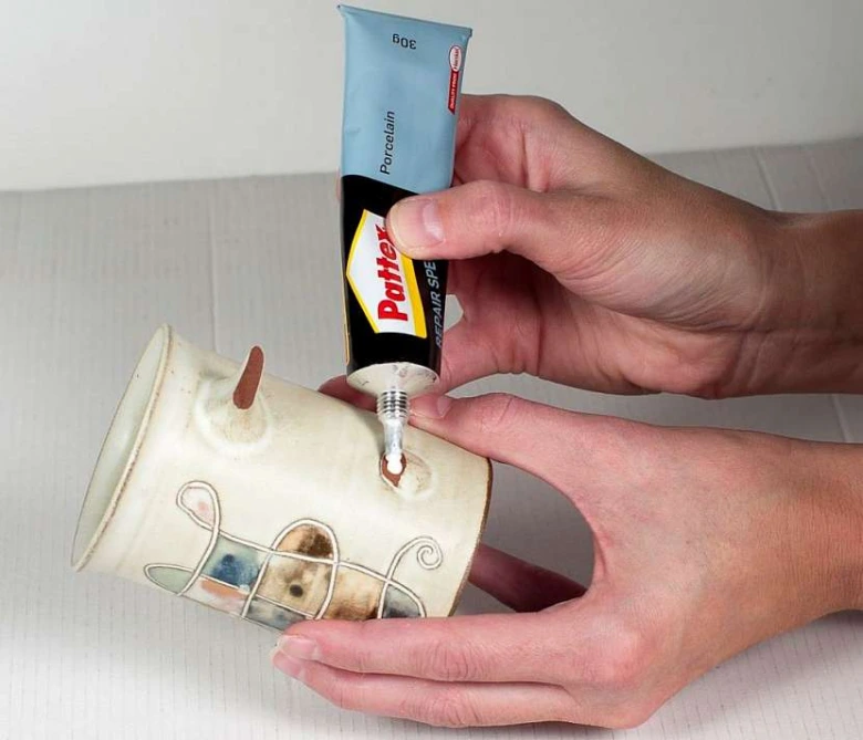 Lepení porcelánového šálku speciálním lepidlem na keramiku.