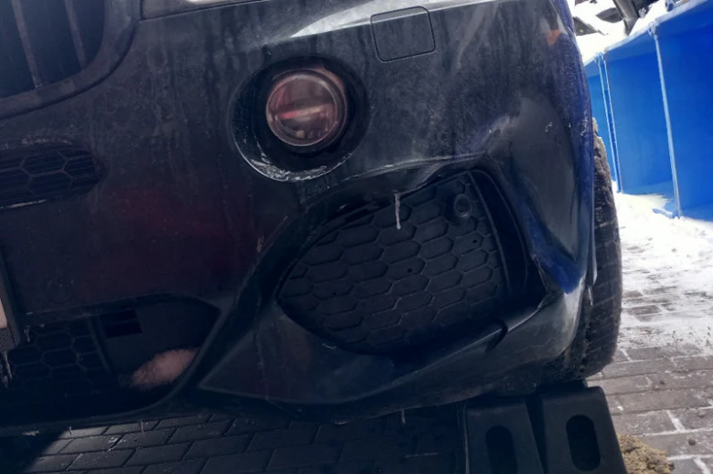 Poškozený nárazník automobilu s dřením a škrábanci
