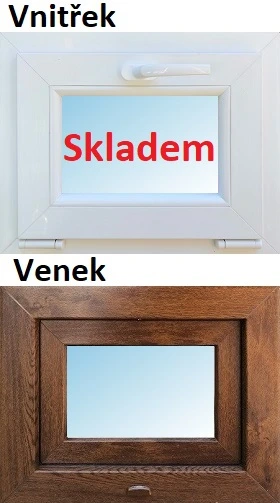Bílý plastový rám dveří uvnitř a hnědý venku s nápisem Skladem