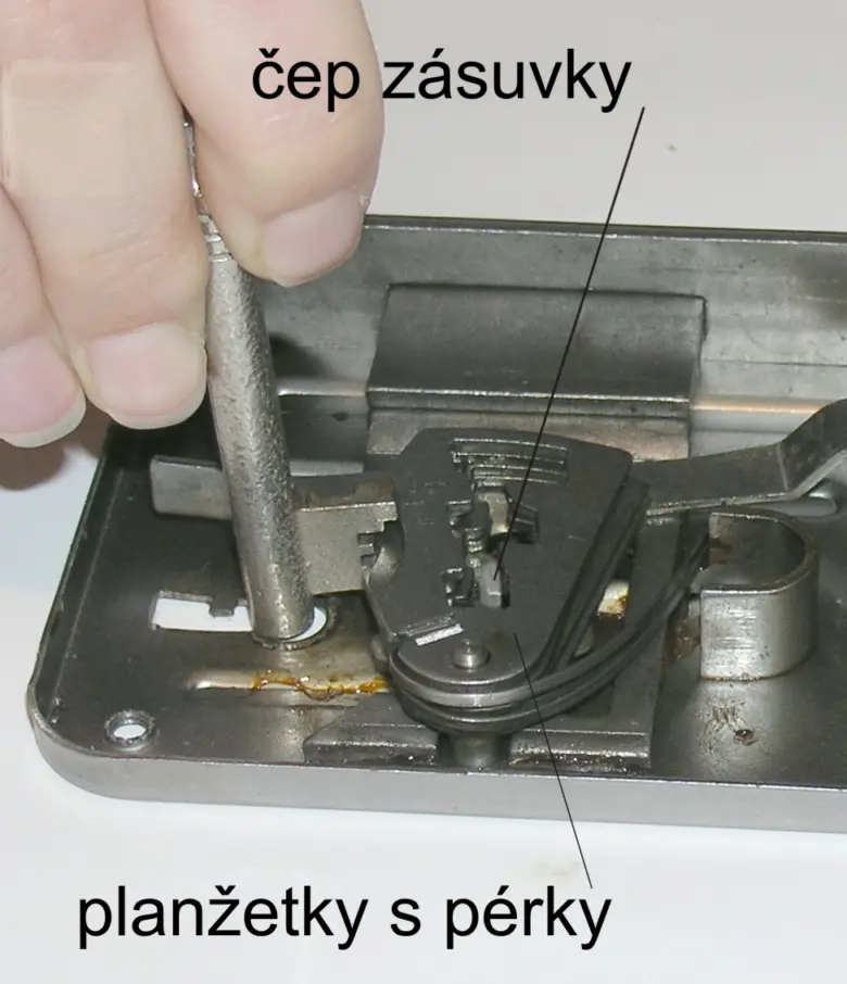 Detailní pohled na vnitřní mechanismus zámku s označenými součástmi.