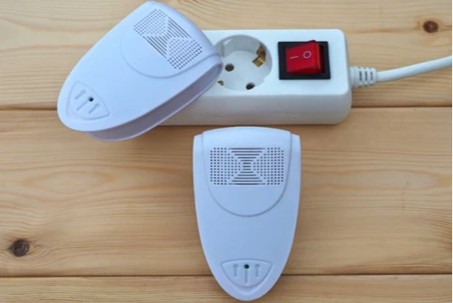 Bílé elektronické odpuzovače myší pro domácnost.
