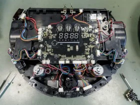 Vnitřní součástky rozloženého elektronického zařízení s displejem.