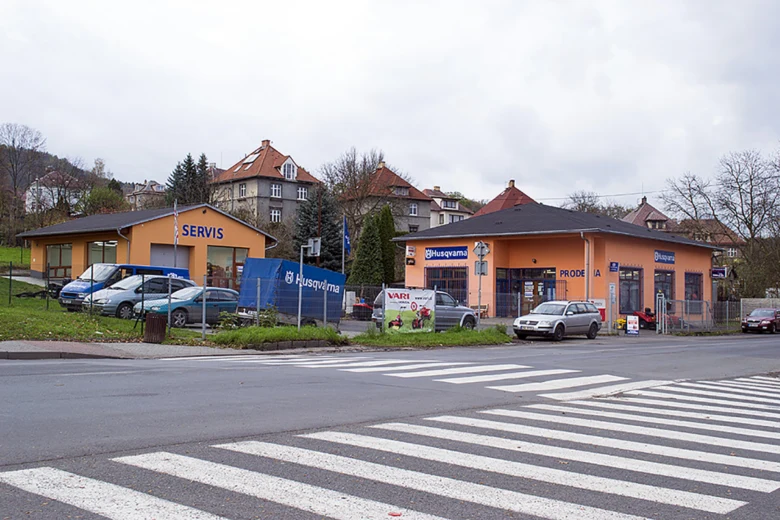 Oranžová prodejna servisu pro motopily značky Husqvarna.