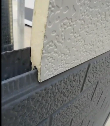 Detailní pohled na dekorativní nástěnný panel s izolací.
