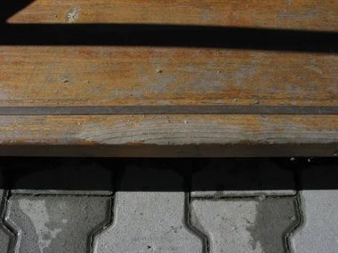 Blízky záběr na dřevěný práh s viditelnou texturou.