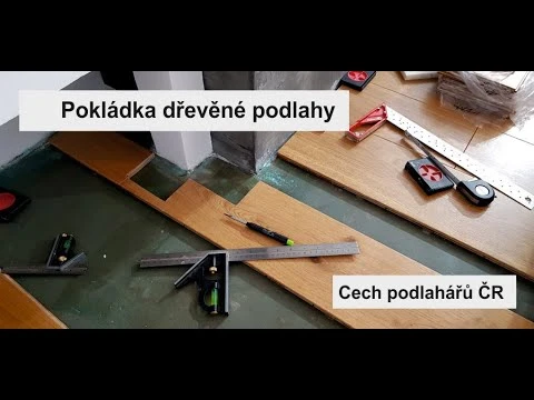 Nástroje pro pokládku dřevěné podlahy bez demontáže prken.