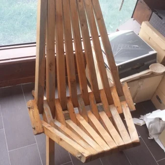 Dřevěná židle s viditelnými prkny pro sedák a opěrku.