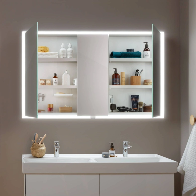 Modern osvětlená skříňka se zrcadlem pro koupelnu s otevřenými dveřmi.