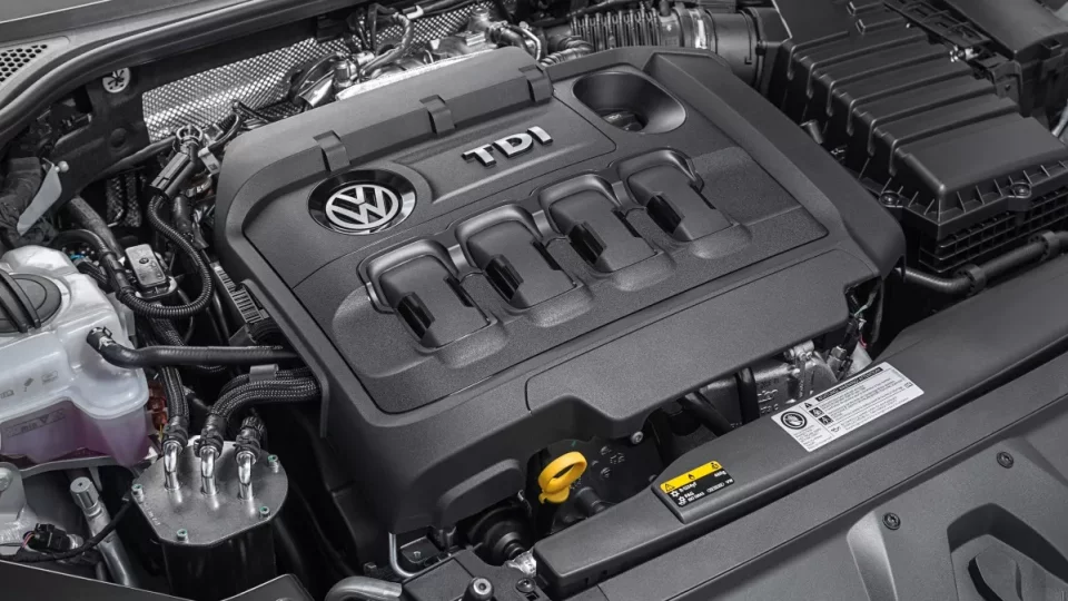 Motorový prostor Volkswagenu s dieslovým motorem TDI pod kapotou.