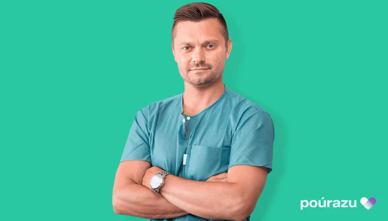 Muž v lékařském oblečení na zeleném pozadí.