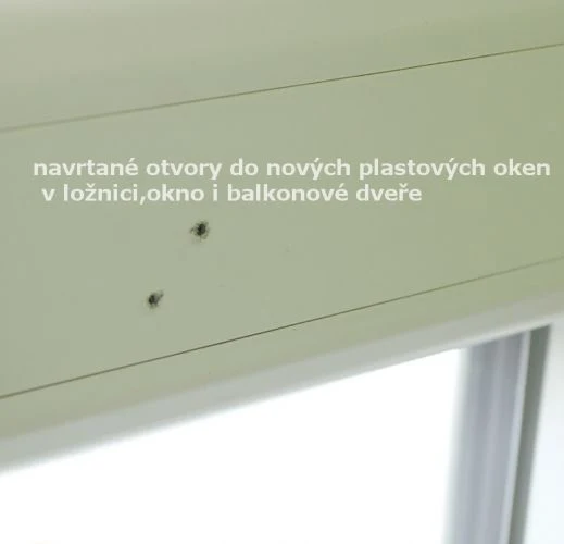 Vrtané otvory v plastovém rámu okna nebo dveří.