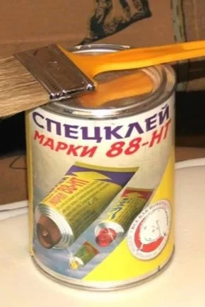 Kbelík s lepidlem na gumu značky 88-NH a štětec.