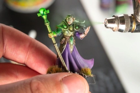Airbrush barvy na malování miniaturní postavy