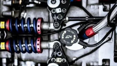 Detailní pohled na kovové součásti automobilového podvozku.