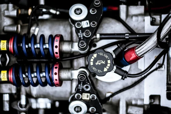 Detailní pohled na kovové součásti automobilového podvozku.