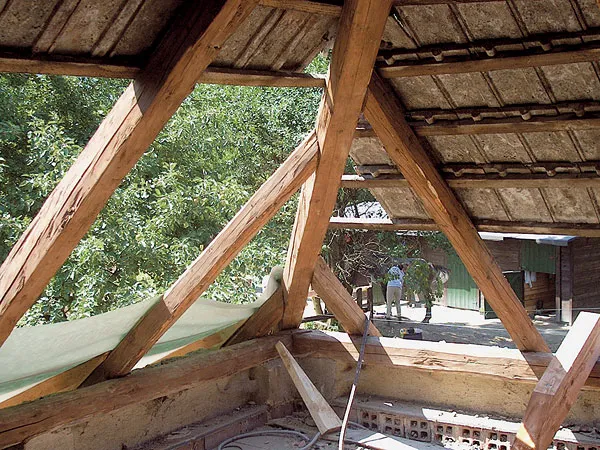 Dřevěná konstrukce střechy s viditelnými spoji polotovarů.