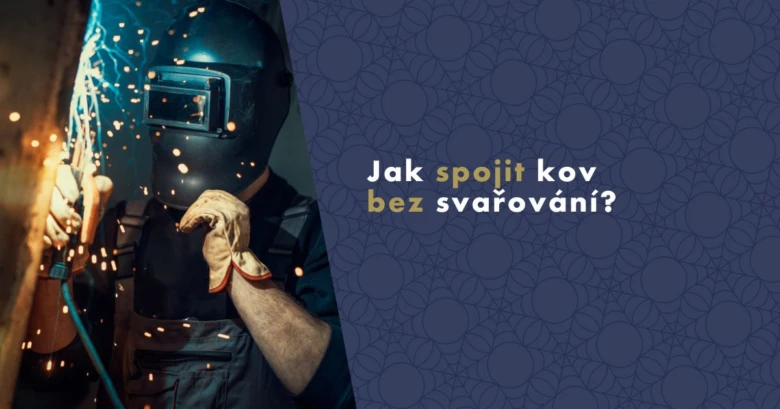 Svařák pracuje na kovu při vzniku jisker.
