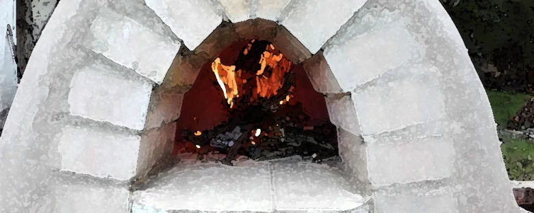 Hotí raketová pec z cihel s plameny uvnitř.