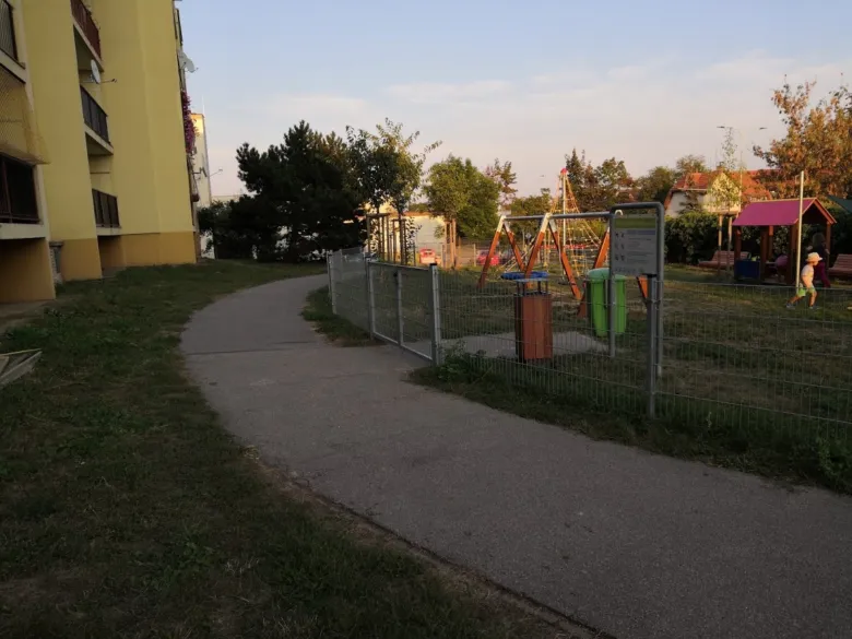 Dětské hřiště vedle obytného domu ukazuje doporučenou vzdálenost.