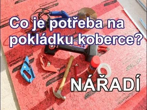 Nástroje pro pokládku koberců na červené podložce.