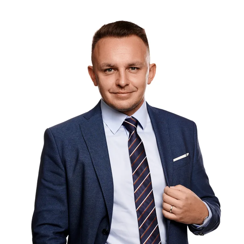 Muž v obleku na bílém pozadí pro článek o koupi garáže.