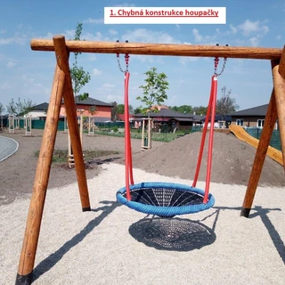 Chybně nainstalovaná houpačka na dětském hřišti s červenými lanami.