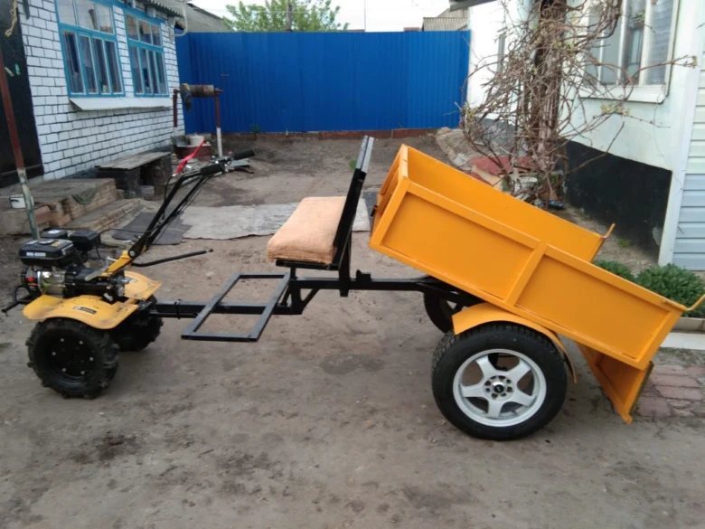 Samostatně vyrobený přívěs s výhybnou pro pojízdný traktor.