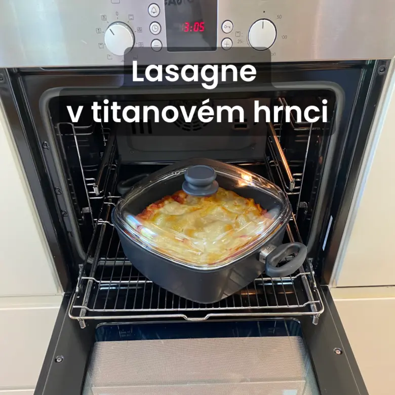 Lasagne se vaří v titanovém hrnci ve troubě.