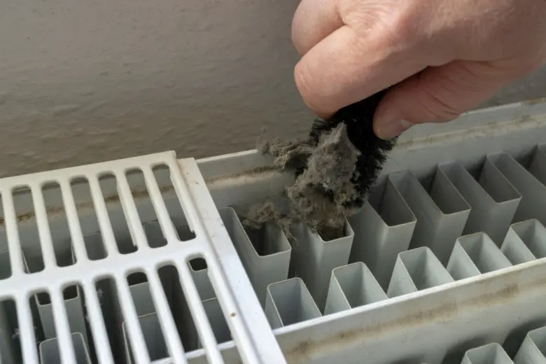 Čistění prachu z vnitřních lamel radiátoru štětcem