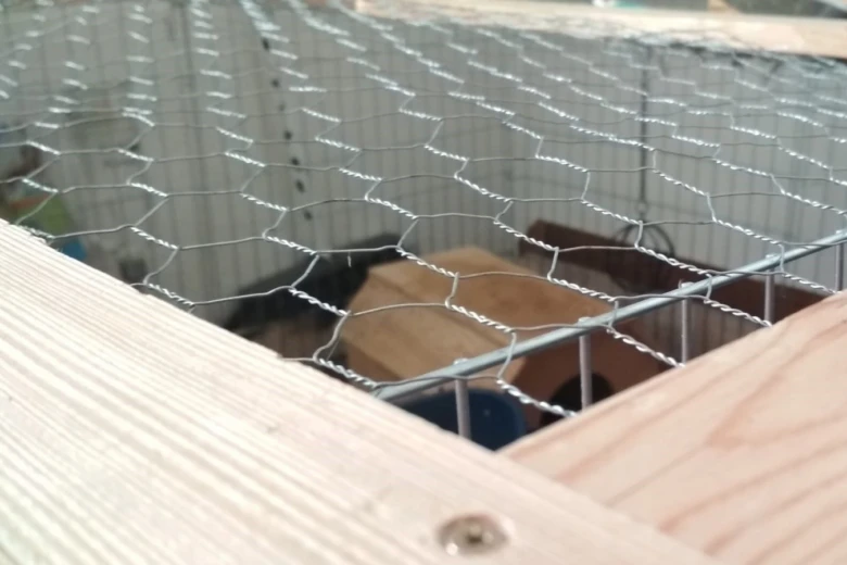 Králičí pletivo namontované na dřevěném rámu s viditelnou konstrukcí.