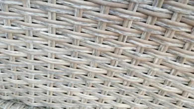 Detail textury ratanového materiálu pro nábytek.