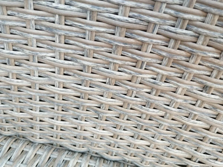 Detail textury ratanového materiálu pro nábytek.