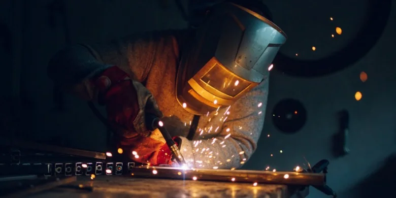 Svařování tenkého plechu s elektrodou v dílně